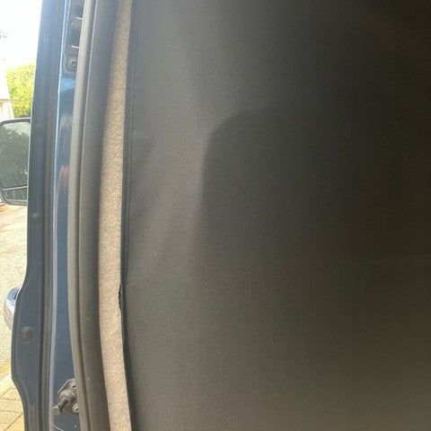Side edge of the Ford Transit Custom KabinKurtain fitted against the door pillar